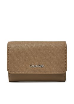 Portfel Calvin Klein Ck Must Small Trifold_Mono K60K612829 Beżowy - id: 8721107062860 - marki Calvin Klein - 182111591 Portfel Calvin Klein Ck Must Small Trifold_Mono K60K612829 Beżowy ze sklepu eobuwie.pl w kategorii Portfele damskie - zdjęcie 182111591