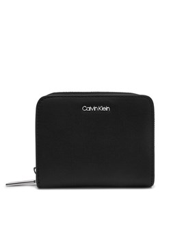 Mały Portfel Damski Calvin Klein Ck Must Medium Zip Around Wallet K60K611937 Czarny ze sklepu eobuwie.pl w kategorii Portfele damskie - zdjęcie 182112212