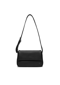 Torebka Calvin Klein Jeans K60K612251 Czarny ze sklepu eobuwie.pl w kategorii Listonoszki - zdjęcie 182113702