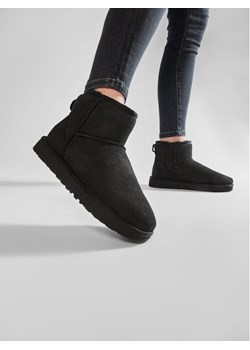 Śniegowce Ugg W Classic Mini II 1016222 Czarny ze sklepu eobuwie.pl w kategorii Śniegowce damskie - zdjęcie 182114811