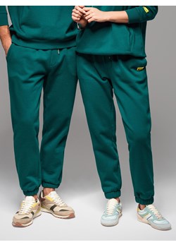 Klasyczne dresowe spodnie unisex ze ściągaczami – ciemnozielone V17 OU-PSBC-0100 ze sklepu ombre w kategorii Spodnie męskie - zdjęcie 182591863