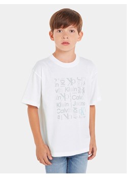 Calvin Klein Jeans T-Shirt Inst Ck Aop IB0IB02106 Biały Boxy Fit ze sklepu MODIVO w kategorii T-shirty chłopięce - zdjęcie 182593810