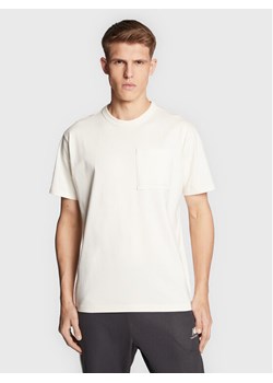 New Balance T-Shirt MT23567 Écru Relaxed Fit ze sklepu MODIVO w kategorii T-shirty męskie - zdjęcie 182593883