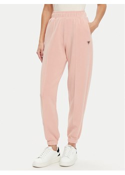 Guess Spodnie dresowe V5RB11 KCAY2 Różowy Regular Fit ze sklepu MODIVO w kategorii Spodnie damskie - zdjęcie 182594444