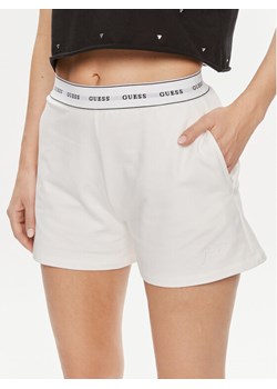 Guess Szorty piżamowe Carrie O4GD02 KBS91 Biały Loose Fit ze sklepu MODIVO w kategorii Piżamy damskie - zdjęcie 182595254