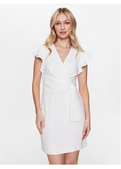 DKNY Sukienka koktajlowa DD3C1468 Biały Regular Fit ze sklepu MODIVO w kategorii Sukienki - zdjęcie 182595452