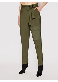 TWINSET Spodnie materiałowe 211TT2161 Zielony Regular Fit ze sklepu MODIVO w kategorii Spodnie damskie - zdjęcie 182595890