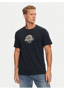 Mustang T-Shirt Austin 1015646 Granatowy Regular Fit - id: 0000304464836 - marki Mustang - 182595914 Mustang T-Shirt Austin 1015646 Granatowy Regular Fit ze sklepu MODIVO w kategorii T-shirty męskie - zdjęcie 182595914