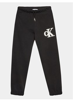 Calvin Klein Jeans Spodnie dresowe Metallic IG0IG02287 Czarny Regular Fit ze sklepu MODIVO w kategorii Spodnie chłopięce - zdjęcie 182596182