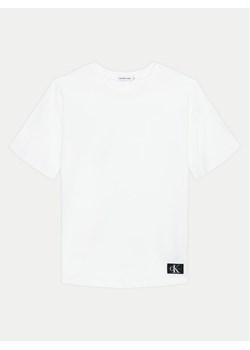 Calvin Klein Jeans T-Shirt IB0IB02029 Biały Relaxed Fit ze sklepu MODIVO w kategorii T-shirty chłopięce - zdjęcie 182596214