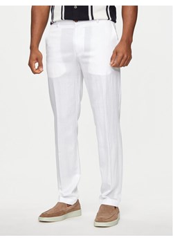 JOOP! Chinosy Hank 30042199 Écru Slim Fit ze sklepu MODIVO w kategorii Spodnie męskie - zdjęcie 182596253