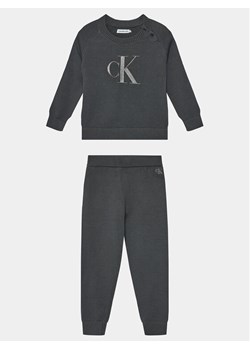Calvin Klein Jeans Komplet sweter i spodnie materiałowe IN0IN00167 Szary Regular Fit - id: 0000303964511 - marki Calvin Klein - 182596441 Calvin Klein Jeans Komplet sweter i spodnie materiałowe IN0IN00167 Szary Regular Fit ze sklepu MODIVO w kategorii Dresy chłopięce - zdjęcie 182596441
