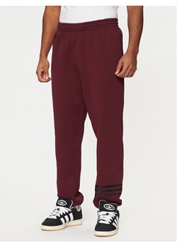 adidas Spodnie dresowe Neuclassics JC9902 Czerwony Loose Fit ze sklepu MODIVO w kategorii Spodnie męskie - zdjęcie 182596534