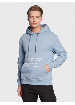Calvin Klein Jeans Bluza J30J322519 Błękitny Regular Fit ze sklepu MODIVO w kategorii Bluzy męskie - zdjęcie 182597532