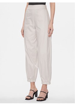 Max Mara Leisure Spodnie materiałowe Candela 2416131028 Szary Jogger Fit ze sklepu MODIVO w kategorii Spodnie damskie - zdjęcie 182598174