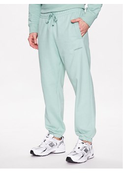 New Balance Spodnie dresowe MP23551 Zielony Relaxed Fit ze sklepu MODIVO w kategorii Spodnie męskie - zdjęcie 182598514