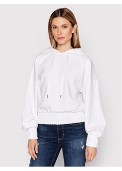 Guess Bluza W2YQ05 KB932 Biały Relaxed Fit ze sklepu MODIVO w kategorii Bluzy damskie - zdjęcie 182598712
