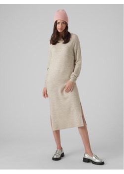 Vero Moda Sukienka dzianinowa 10291689 Beżowy Relaxed Fit ze sklepu MODIVO w kategorii Sukienki - zdjęcie 182599502