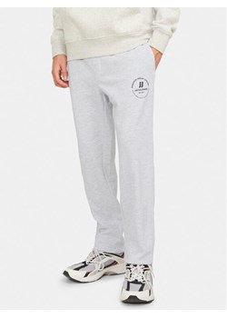 Jack&Jones Spodnie dresowe Gordon 12249904 Biały Regular Fit ze sklepu MODIVO w kategorii Spodnie męskie - zdjęcie 182600540