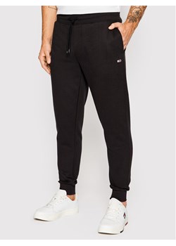 Tommy Jeans Spodnie dresowe DM0DM15380 Czarny Slim Fit ze sklepu MODIVO w kategorii Spodnie męskie - zdjęcie 182600550