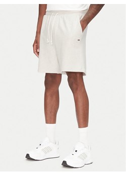 Tommy Jeans Szorty sportowe Entry Graphic DM0DM21369 Beżowy Regular Fit ze sklepu MODIVO w kategorii Spodenki męskie - zdjęcie 182601022