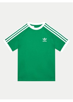 adidas T-Shirt 3-Stripes IY7431 Zielony Regular Fit ze sklepu MODIVO w kategorii T-shirty chłopięce - zdjęcie 182601041