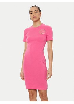 Versace Jeans Couture Sukienka codzienna 78HAOT00 Różowy Slim Fit ze sklepu MODIVO w kategorii Sukienki - zdjęcie 182601691
