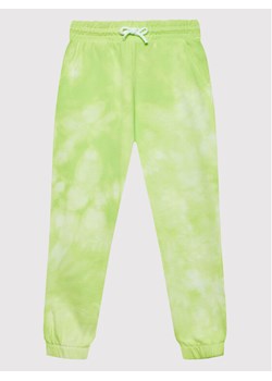 United Colors Of Benetton Spodnie dresowe 3EM5CF00J Zielony Regular Fit ze sklepu MODIVO w kategorii Spodnie dziewczęce - zdjęcie 182601843