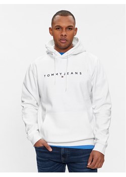Tommy Jeans Bluza Linear Logo DM0DM17985 Biały Regular Fit ze sklepu MODIVO w kategorii Bluzy męskie - zdjęcie 182602220