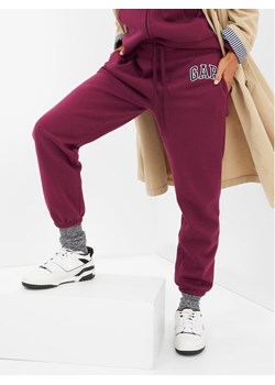Gap Spodnie dresowe 463492-03 Bordowy Regular Fit ze sklepu MODIVO w kategorii Spodnie damskie - zdjęcie 182602451