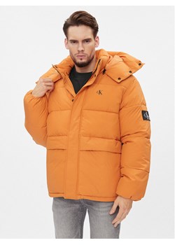 Calvin Klein Jeans Kurtka zimowa J30J323709 Pomarańczowy Relaxed Fit ze sklepu MODIVO w kategorii Kurtki męskie - zdjęcie 182602734