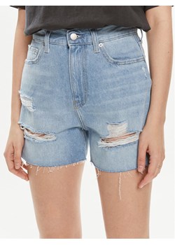 Calvin Klein Jeans Szorty jeansowe J20J222803 Niebieski Mom Fit ze sklepu MODIVO w kategorii Szorty - zdjęcie 182602802