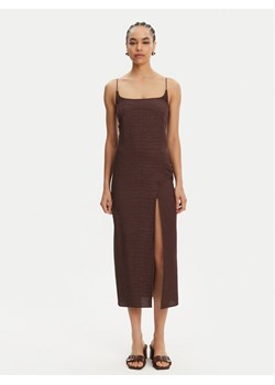 JACQUEMUS Sukienka koktajlowa 25E251DR100-1713 Brązowy Regular Fit ze sklepu MODIVO w kategorii Sukienki - zdjęcie 182603101