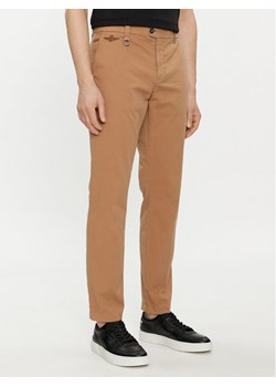 Aeronautica Militare Chinosy 241PA1597CT3293 Brązowy Regular Fit ze sklepu MODIVO w kategorii Spodnie męskie - zdjęcie 182603540