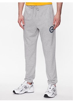 New Balance Spodnie dresowe MP31902 Szary Regular Fit ze sklepu MODIVO w kategorii Spodnie męskie - zdjęcie 182603542