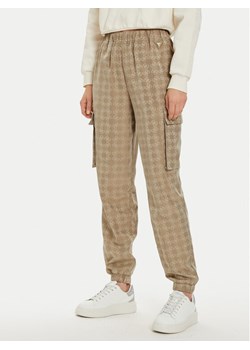 Guess Spodnie materiałowe V4BB03 WGLV2 Brązowy Relaxed Fit ze sklepu MODIVO w kategorii Spodnie damskie - zdjęcie 182603773