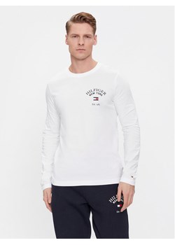 Tommy Hilfiger Longsleeve Arch Varsity MW0MW34252 Biały Regular Fit ze sklepu MODIVO w kategorii T-shirty męskie - zdjęcie 182603794