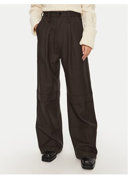 AMI PARIS Spodnie materiałowe FTR305.WV0018 Brązowy Relaxed Fit ze sklepu MODIVO w kategorii Spodnie damskie - zdjęcie 182604624
