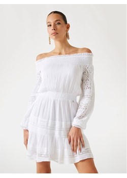 Guess Sukienka 175311 Biały Classic Fit ze sklepu MODIVO w kategorii Sukienki - zdjęcie 182604740