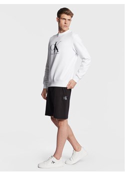 Calvin Klein Jeans Szorty sportowe J30J322914 Czarny Regular Fit ze sklepu MODIVO w kategorii Spodenki męskie - zdjęcie 182604874