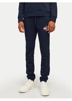 Jack&Jones Junior Spodnie dresowe Logo 12258851 Granatowy Slim Fit ze sklepu MODIVO w kategorii Spodnie chłopięce - zdjęcie 182604972