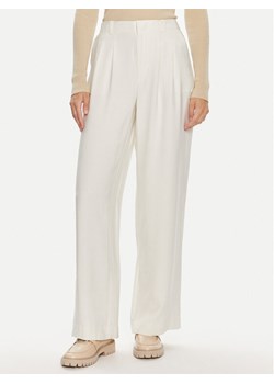 Calvin Klein Jeans Spodnie materiałowe J20J223917 Écru Relaxed Fit ze sklepu MODIVO w kategorii Spodnie damskie - zdjęcie 182605343