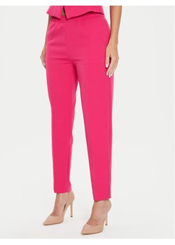 Guess Spodnie materiałowe W4YB52 WFWX2 Różowy Regular Fit ze sklepu MODIVO w kategorii Spodnie damskie - zdjęcie 182605631