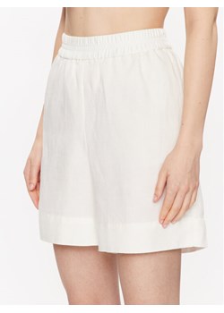 Gant Szorty materiałowe Pull-On 4020061 Biały Relaxed Fit ze sklepu MODIVO w kategorii Szorty - zdjęcie 182605781
