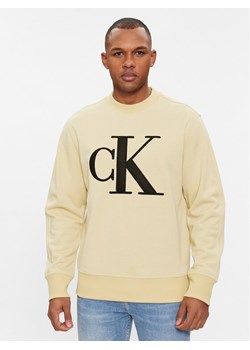 Calvin Klein Jeans Bluza Monologo J30J325028 Beżowy Regular Fit ze sklepu MODIVO w kategorii Bluzy męskie - zdjęcie 182605864