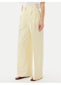 Tommy Hilfiger Spodnie materiałowe WW0WW45460 Żółty Relaxed Fit ze sklepu MODIVO w kategorii Spodnie damskie - zdjęcie 182606203