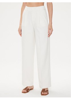 United Colors Of Benetton Spodnie materiałowe 4KCMDF06H Écru Relaxed Fit ze sklepu MODIVO w kategorii Spodnie damskie - zdjęcie 182606340