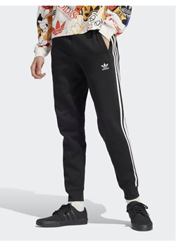 adidas Spodnie dresowe adicolor 3-Stripes IU2353 Czarny Slim Fit ze sklepu MODIVO w kategorii Spodnie męskie - zdjęcie 182606371