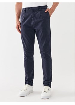 Guess Chinosy M3YB27 WFIO3 Granatowy Slim Fit ze sklepu MODIVO w kategorii Spodnie męskie - zdjęcie 182606403