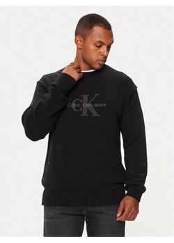 Calvin Klein Jeans Sweter Chenille Mnologo J30J326887 Czarny Regular Fit ze sklepu MODIVO w kategorii Swetry męskie - zdjęcie 182606580